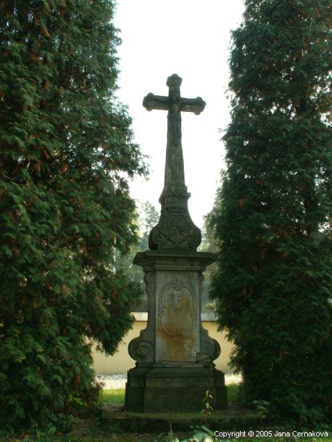 Kamenn k u kostela z roku 1813 