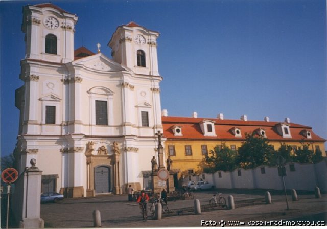 Kostel Svatch Andl strnch a klter Servit